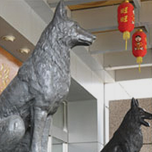 忠実な犬-会社の正門を鎮守する犬の銅像